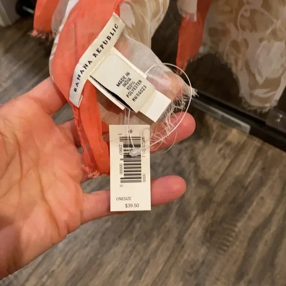 Banana republic women’s scarf. BMWT - Picture 4 of 4